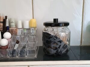 Glas mit Nagellack marmorieren – Upcycling fürs Bad