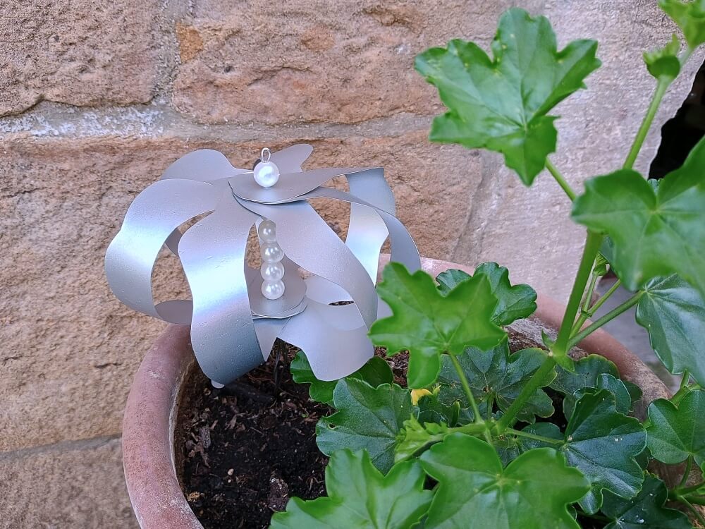 Gartenstecker aus alten Blumentöpfen gebastelt