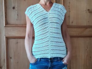 luftiges Sommertop mit Lochmuster