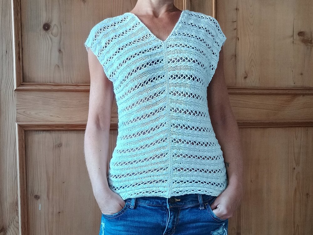 luftiges Sommertop mit Lochmuster