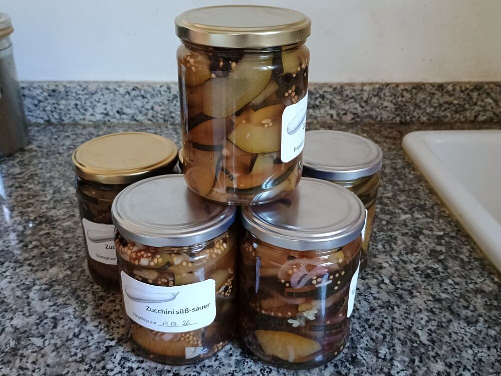Gläser mit eingelegten Zucchini