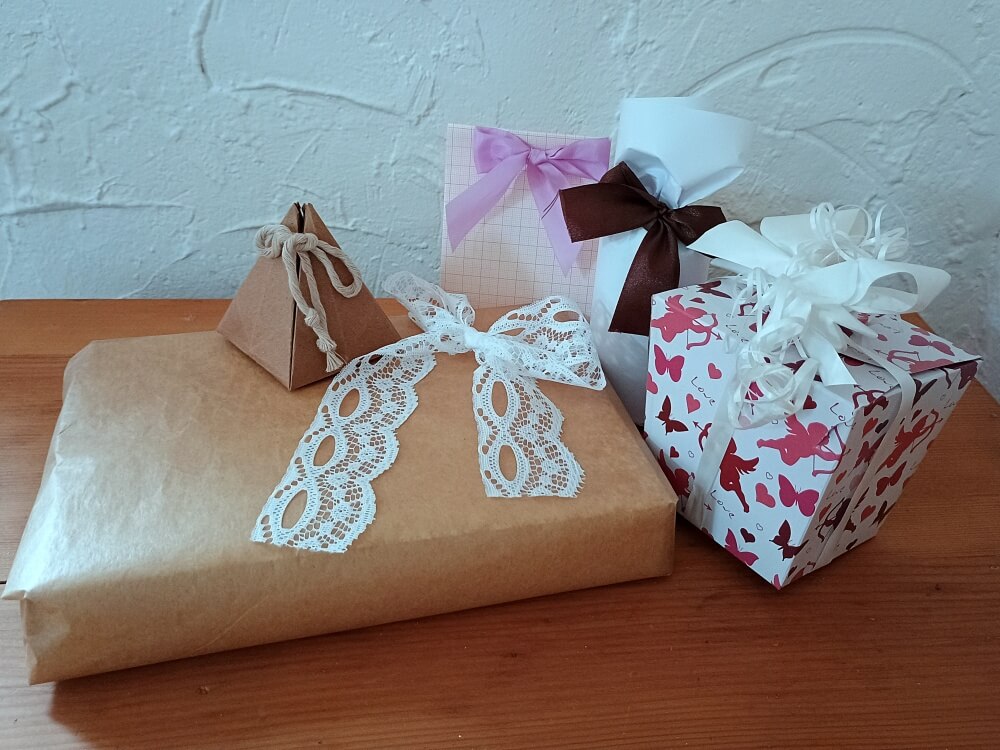 Beitragsbild zu Reaktionen auf Geschenke mit einer Gruppe aus Präsenten