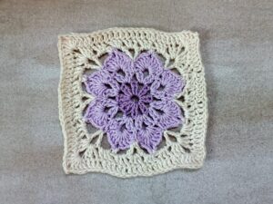 Beitragsbild mit Granny Square mit großer Blume