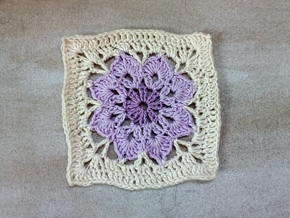 Beitragsbild mit Granny Square mit großer Blume