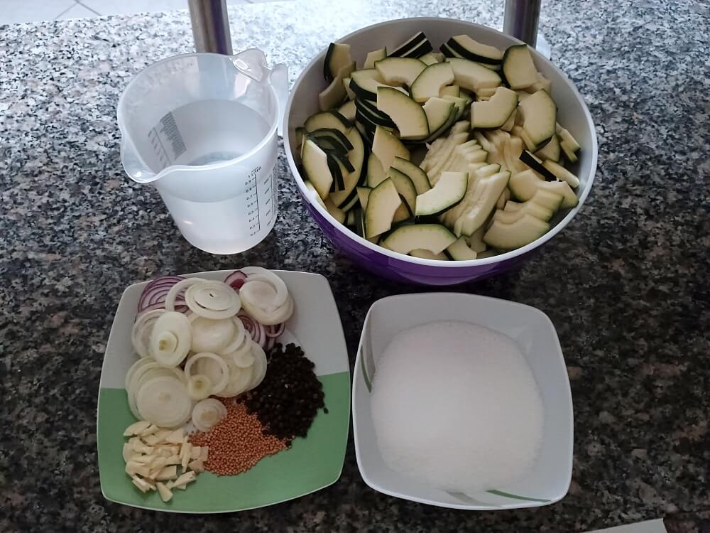 Zutaten für süß-sauer eingelegte Zucchini