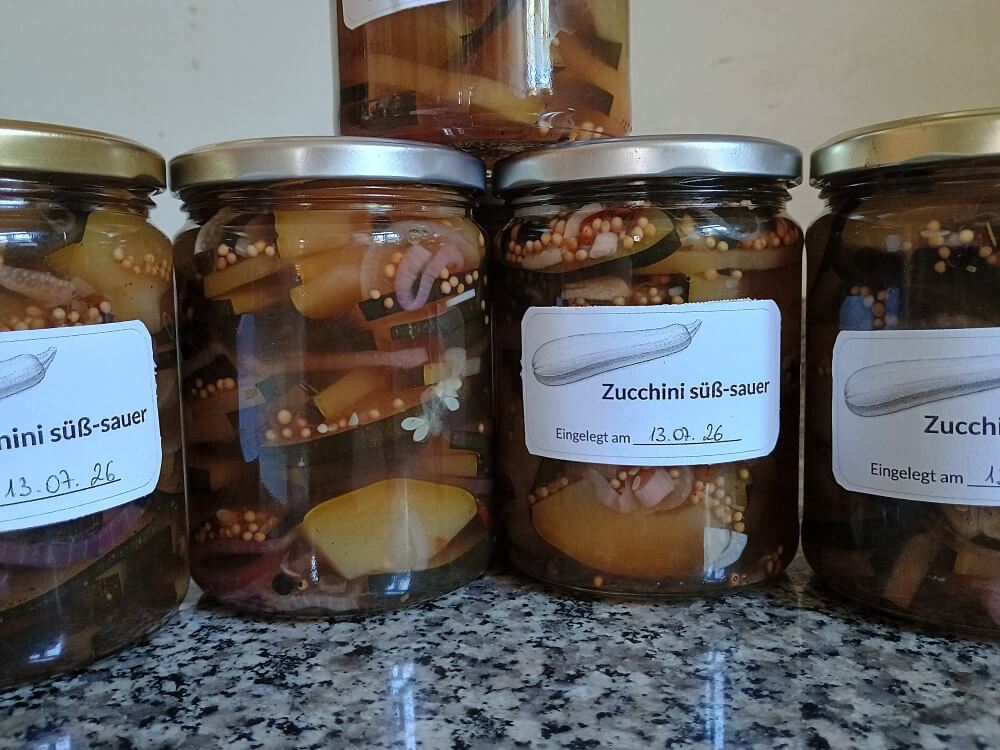 fertig eingelegtes Gemüse, abgefüllt in Gläser und beschriftet mit DIY-Etiketten