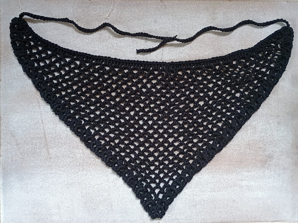 fertig gehäkeltes Bandana, flach ausgebreitet
