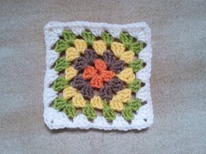 das fertige, klassische Basis Granny Square in 5 Farben