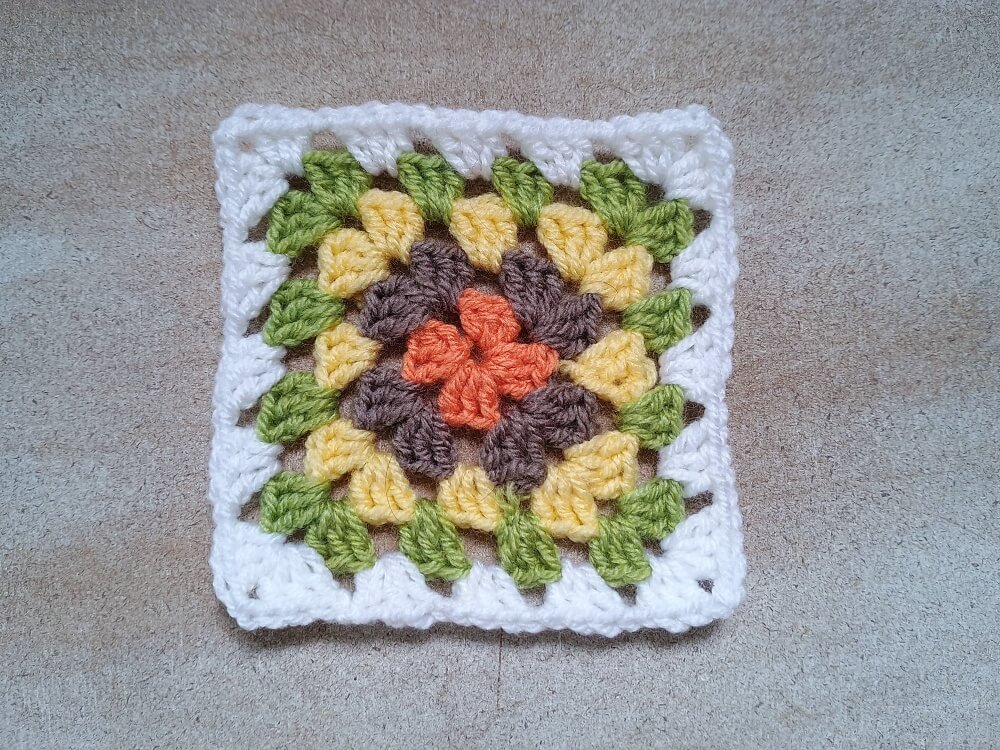 das fertige, klassische Basis Granny Square in 5 Farben