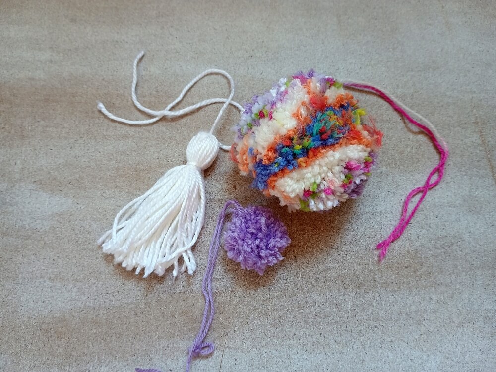 Quaste und 2 Pompoms
