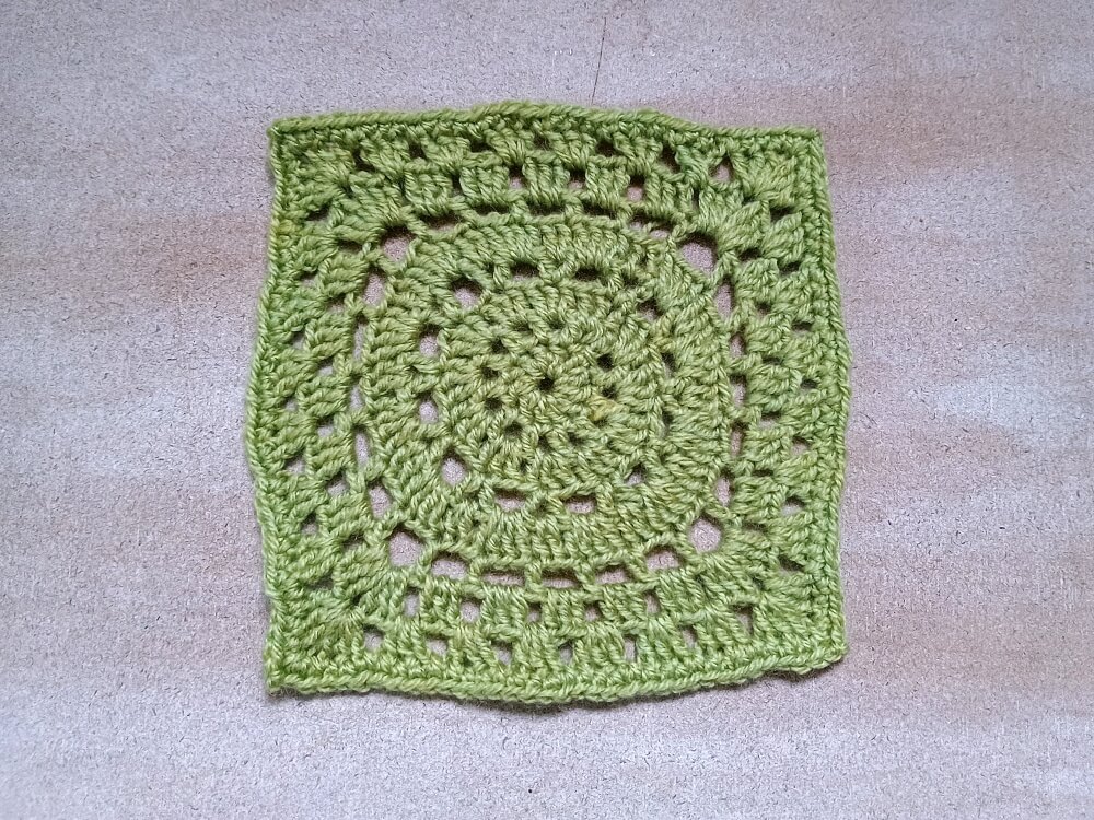 schlichte Granny Squares aus grünem Garn