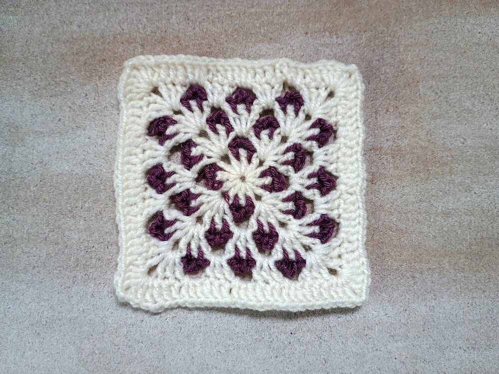 zweifarbiges Granny Square mit Blattmuster in Weiß und Lila