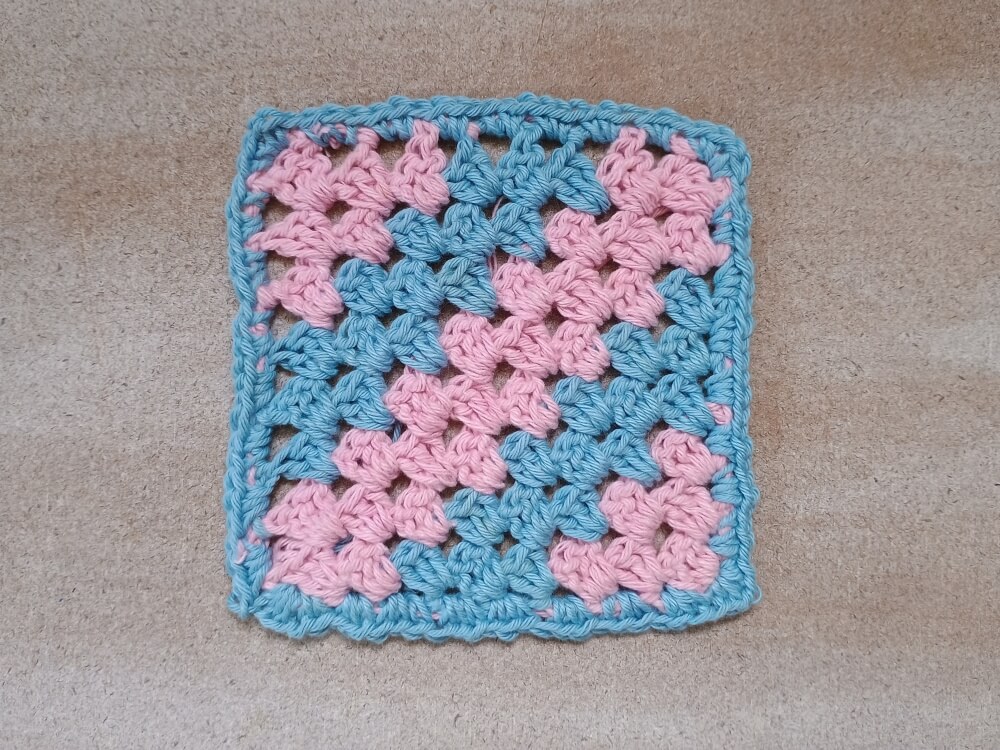 Granny Square diagonal gehäkelt in Rosa und Hellblau
