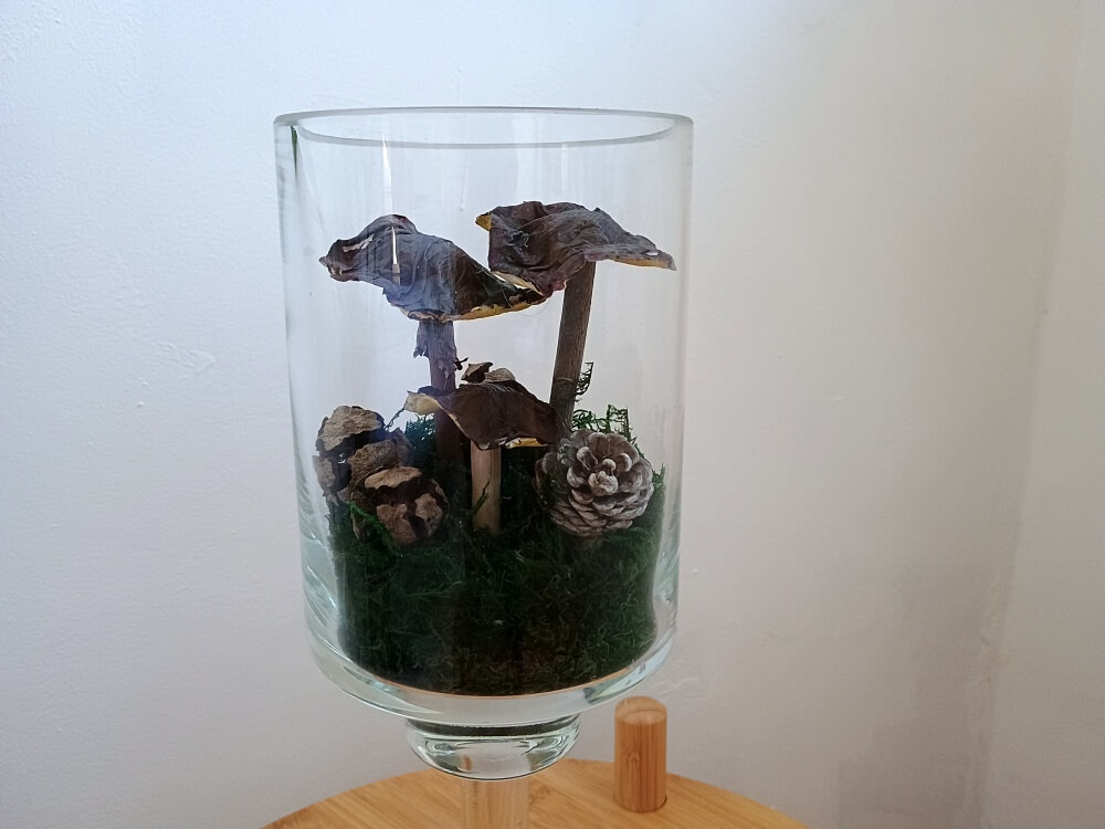 Pilze aus Taschentüchern und Ästen, dekoriert in einem Glas