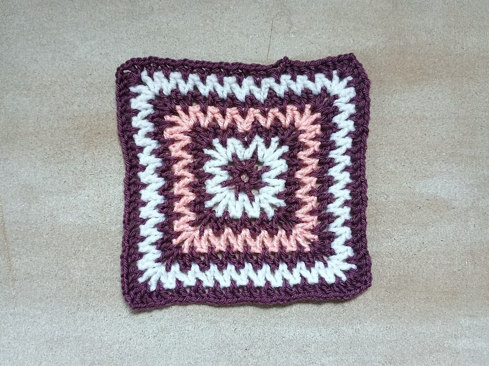 Granny Square mit V-Stich, dreifarbig gearbeitet