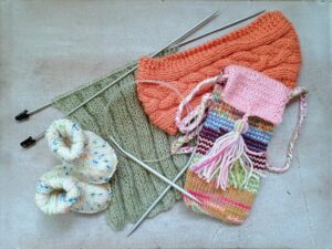 Kategoriebild zum Stricken mit Strickarbeiten und Stricknadeln