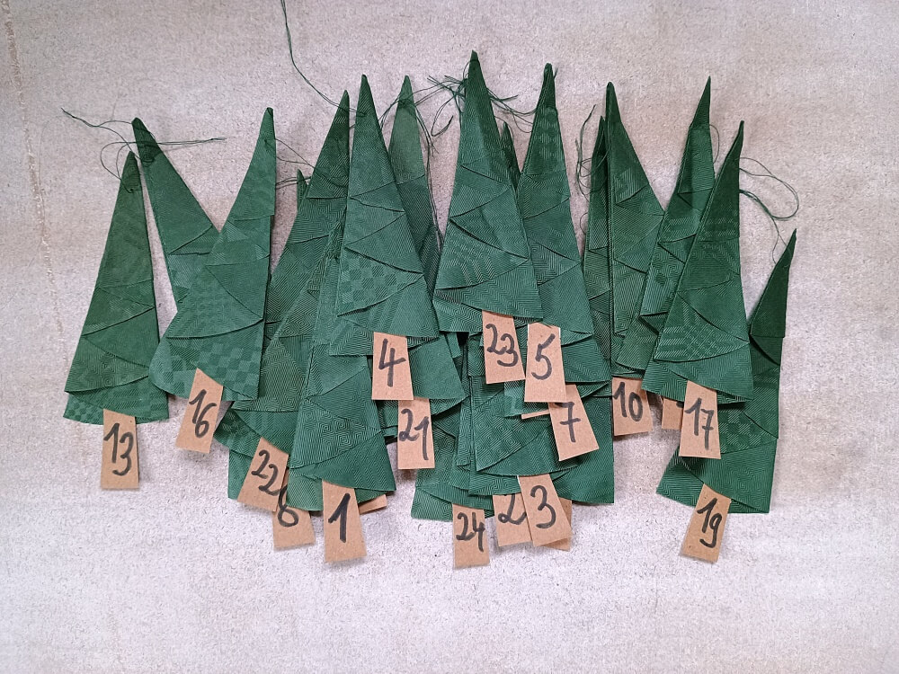 Papier-Tannenbäume als Anhänger für den DIY-Adventskalender