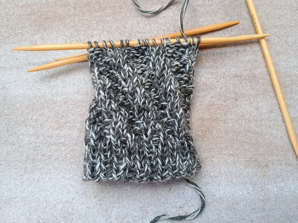 gestricktes Rippenmuster in Spiralform