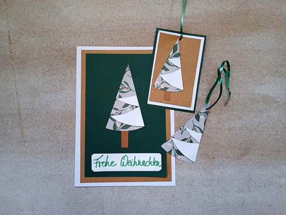 Tannenbaum aus Papier falten, präsentiert als Anhänger, Geschenkanhänger und Weihnachtskarte