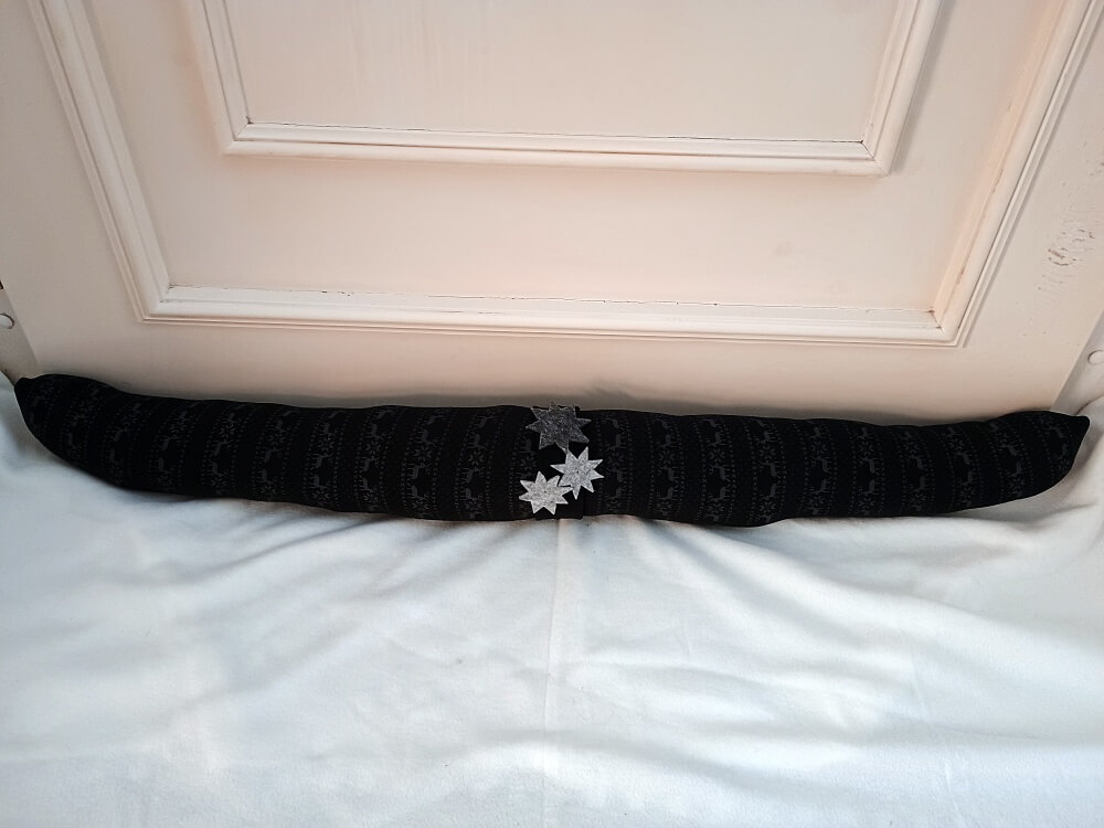DIY Zugluftstopper drapiert an der Haustür